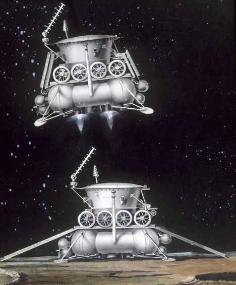 Sin completar la vuelta alrededor de la Tierra, el cohete colocó la sonda en la trayectoria de vuelo a la Luna. Tras un análisis del entorno, se envió la correspondiente orden, y a las 9.28 horas el Lunokhod-1 descendió al suelo lunar. En la foto: réplica del dibujo que representa la sonda soviética Luna-17 con el Lunokhod-1 a bordo durante el alunizaje (arriba) y sobre la superficie lunar (abajo).