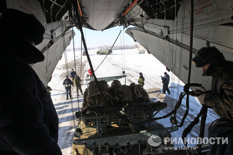 El embarque de los vehículos en el avión de transporte Il-76 se efectuó en el aeródromo Diágilievo.