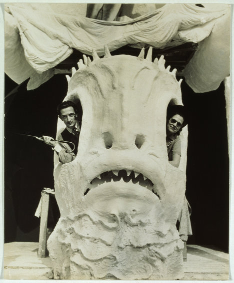 "Sabemos que el artista animaba y jamás interfería en la reproducción de sus obras, pero en esta exposición se presentan trabajos  exclusivos", dice el encargado de la exposición. En la foto: Salvador Dalí y Gala en las ventanas de la oficina del pabellón "Sueño de Venus" en la Exposición Universal de Nueva York, 1939.