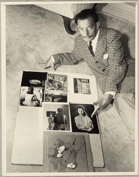 "Estoy agradecido por dos cosas por ser español y por ser Salvador Dalí". En la foto: Dalí muestra reproducciones de sus obras, 24 de febrero 1946.