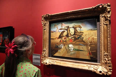Los organizadores optaron por el principio de la muestra cronológica de las obras, la mejor opción especialmente cuando se trata del primer contacto serio con Dalí. En la foto: La nariz de Napoleón, se convirtió en una mujer embarazada que camina como una triste sombra entre ruinas antiguas, 1945.