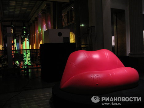 La exposición estará abierta hasta el 13 de noviembre. En la foto: "Los labios de Mae West", una copia del famoso sofá de los contornos de los labios de una estrella de cine de los años 30.