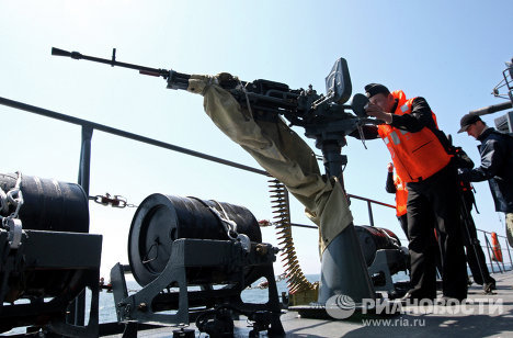Un militar dispara con ametralladora de gran calibre desde el patrullero Yaroslav Mudri durante los ejercicios navales FRUKUS 2012.