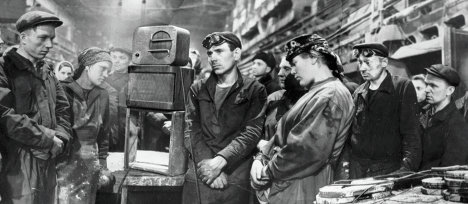 Este 5 de marzo se cumplen 60 años de la muerte de Iósif Stalin. En la foto: obreros de la fábrica “Dinamo” oyendo la noticia de la muerte de Stalin.
