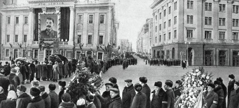 La despedida del “padre de las naciones” se prolongó por tres días. En la foto: la cola para despedirse de Stalin en el centro de Moscú.