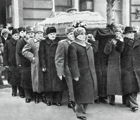 En la mañana del 9 de marzo de 1953, los miembros del círculo cercano de Stalin sacaron a hombros su ataúd desde la Sala de Columnas de la Casa de las Uniones donde había permanecido los tres días anteriores.