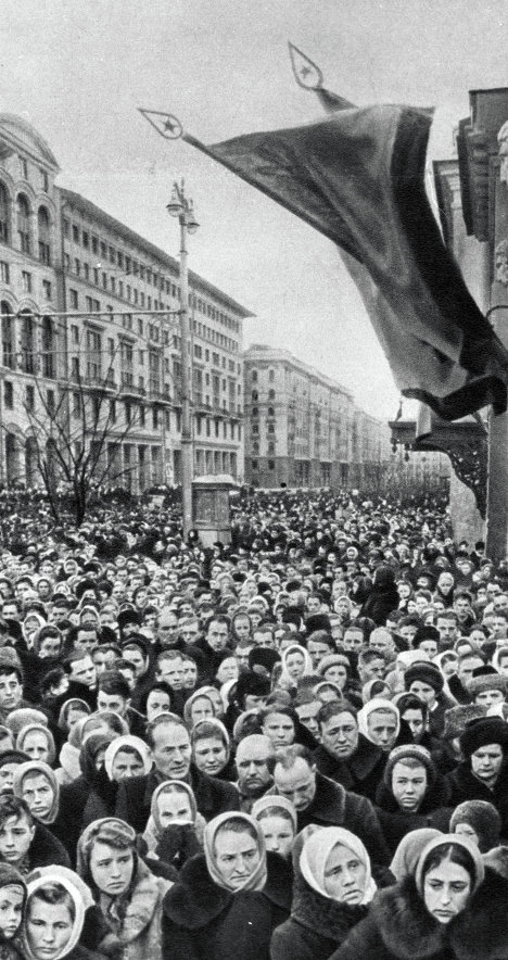 Durante el funeral de Stalin, se produjo una estampida humana en la céntrica plaza Trúbnaya de Moscú que se llevó, según diversas fuentes, entre varios centenares y 3.000 vidas. Las cifras oficiales fueron clasificadas. En la foto: la calle Gorki de Moscú durante el funeral de Stalin.
