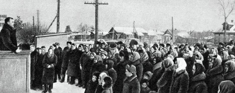 Obreros de un koljoz (una granja colectiva) en un mitin de luto el día del funeral de Stalin.