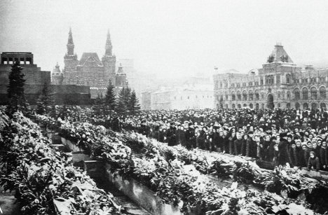 Moscovitas en la Plaza Roja el día del funeral de Stalin, el 9 de marzo de 1953.