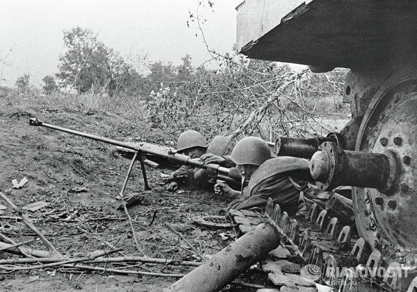 Soldados soviéticos frustran la ofensiva de los carros de combate del enemigo.