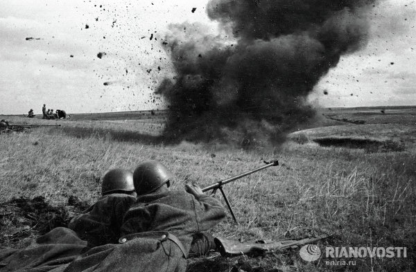 Julio de 1943. Soldados de artillería soviéticos disparan contra el enemigo.