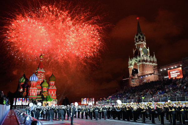 El festival internacional de bandas militares Torre Spasskaya se inauguró el 1 de septiembre en la Plaza Roja de la capital rusa.
